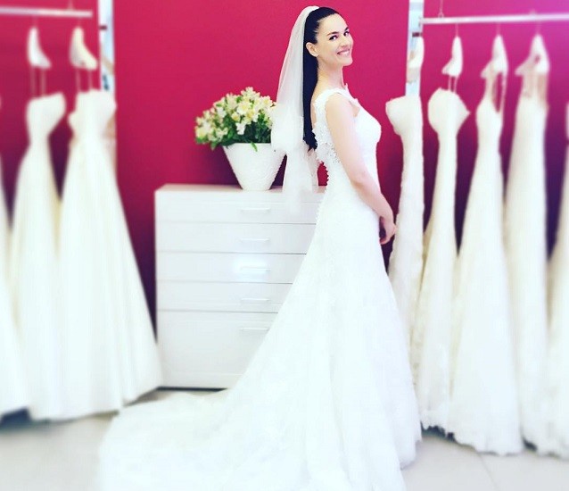Телеведущая Маша Ефросинина выбирает свадебное платье