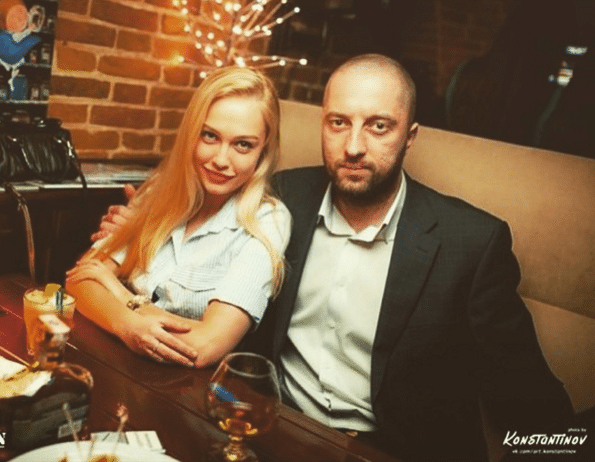 Снежана Задорожняя участница шоу Холостяк с мужчиной сидит в кафе
