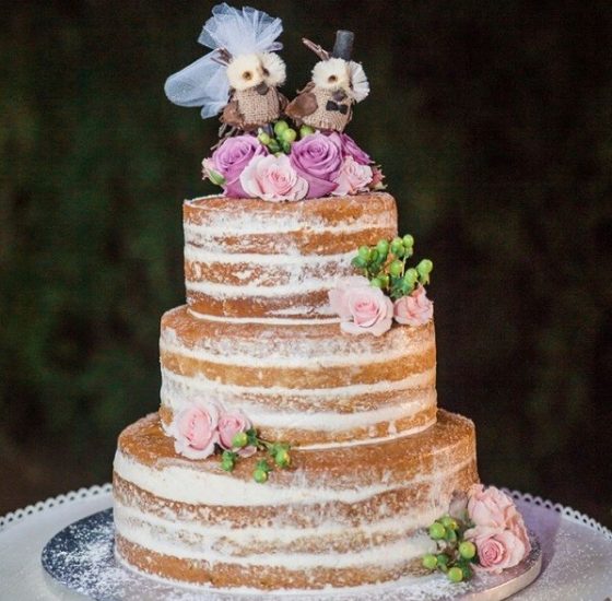 Свадебный торт из коржей с цветами и птицами на верху
