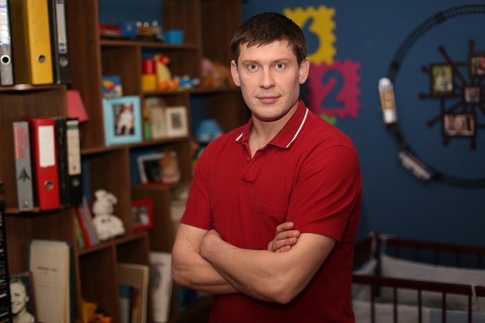 Алексеей Тритенко в красной футболке