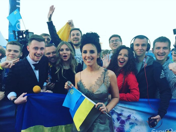 Джамала держит флаг Украины