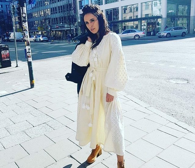 Джамала в Стокгольме в белом платье- в вышиванке