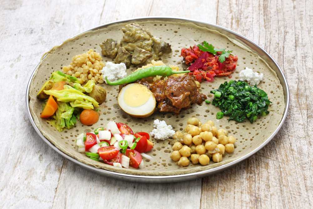 Еда эфиопская кухни на большой тарелке