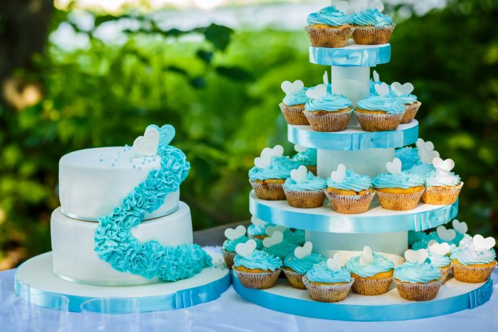 Голубой свадебный торт с капкейками