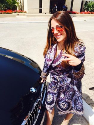 Представительница Мальты Ира Лоско позирует для фото около машины