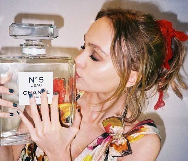 Лили-Роуз Депп целует флакон Chanel №5