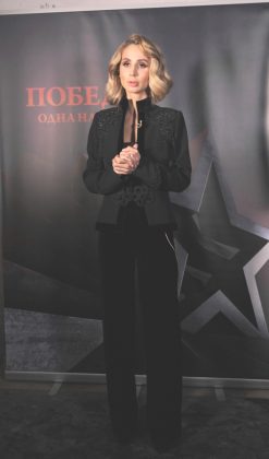 Светлана Лобода в черном брючном костюме