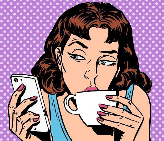 Рисунок девушки пьюшей чай перед телефоном