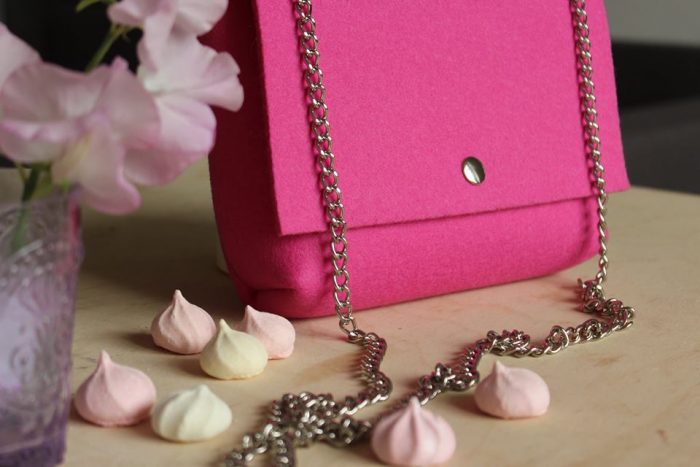 Розовая сумка из войлока