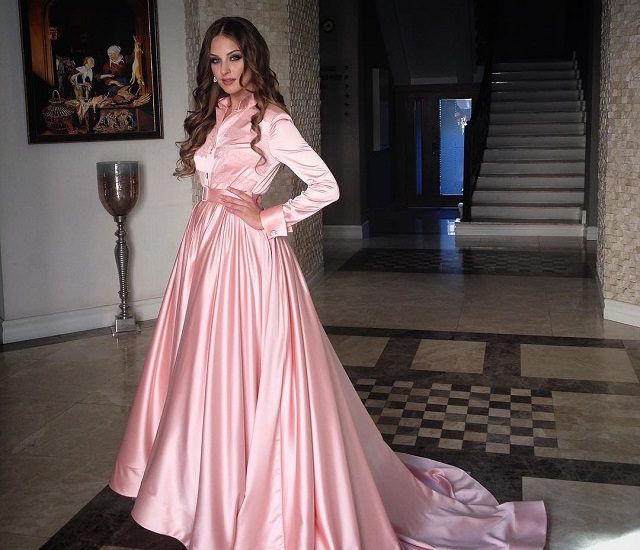 Алена Лесык в длинном розовом платье