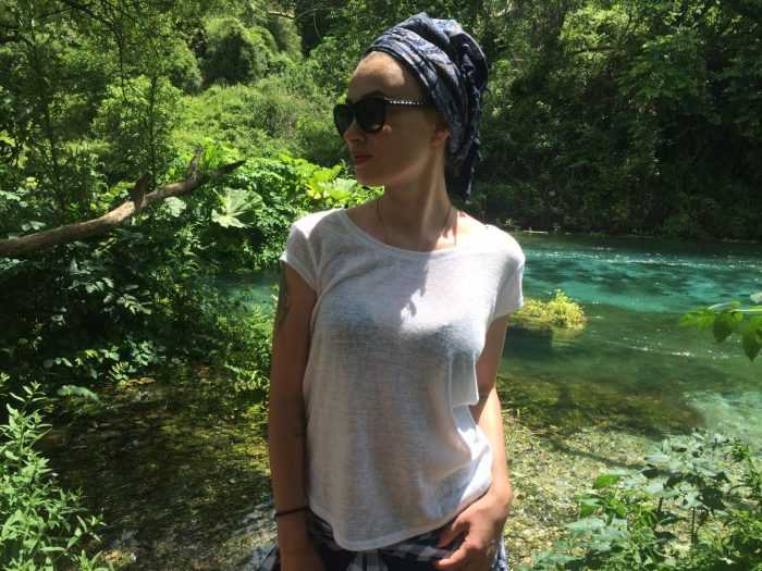 Анастасия Приходько в белой футболке у реки