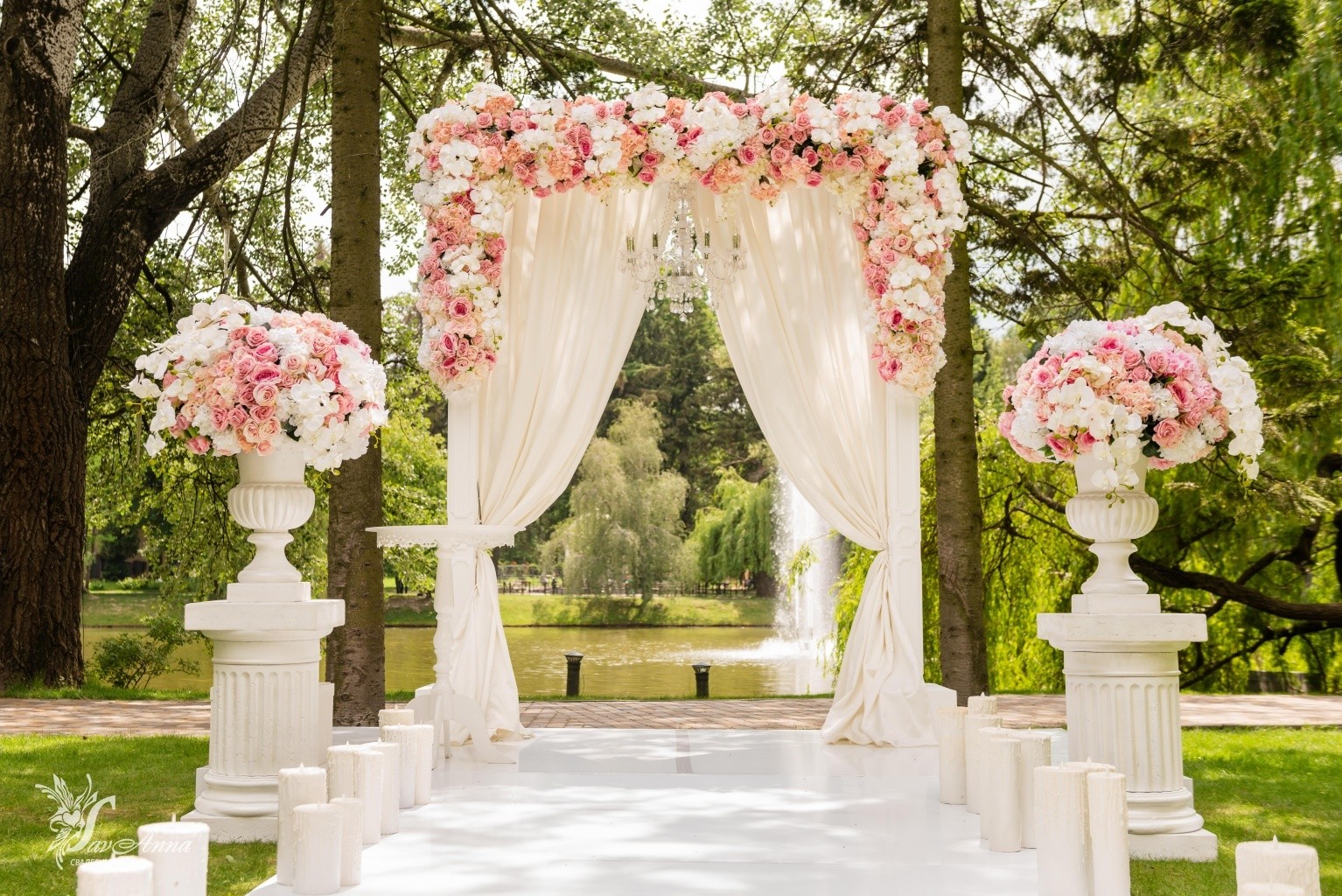 На свадьбу без цветов. Свадебные арки для выездной регистрации. Арка для выездной регистрации. Президиум на свадьбу в серо -серебряном цвете. Свадебная цветочная арка.