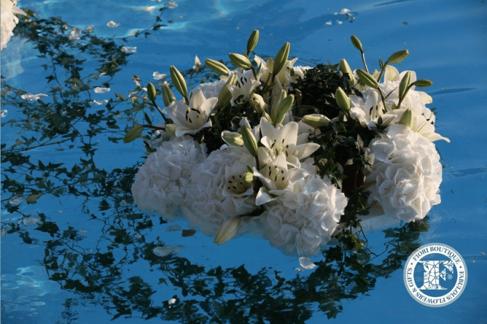 Белый венок из лилий в воде