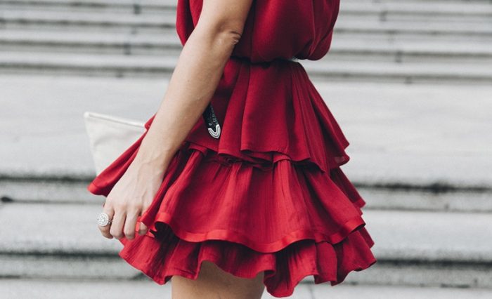 Красное платье с оборками на девушке