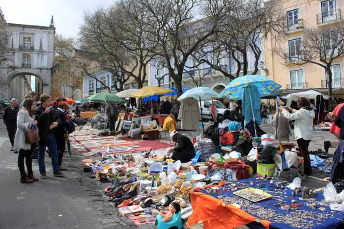 блошиный рынок Feira da Ladra, Лиссабон