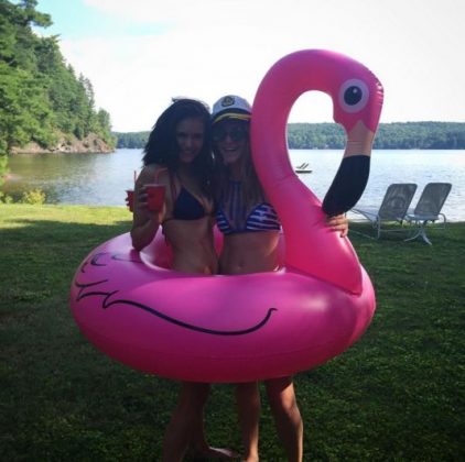 Нина Добрев с подругой с надувным розовым фламинго
