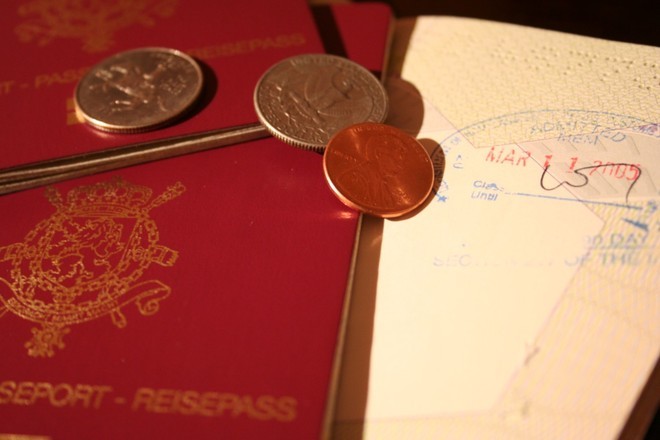 паспорт, виза и монеты