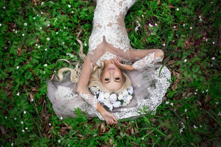 Украинская Барби Лиля Киш показала свадебное платье и новый цвет волос