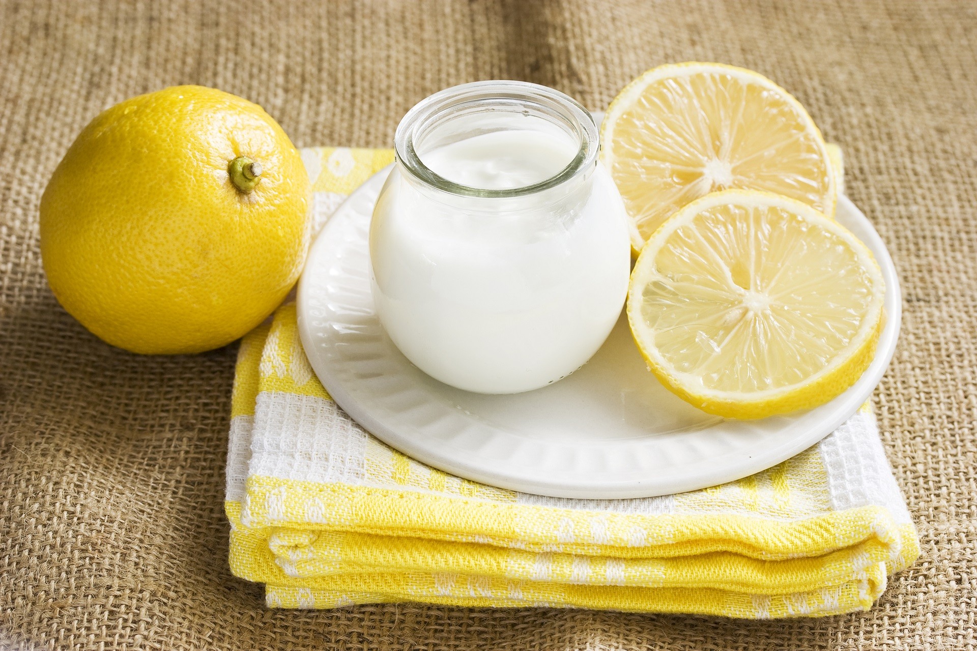 Маска для жирной кожи: дрожжи, кислое молоко и лимон