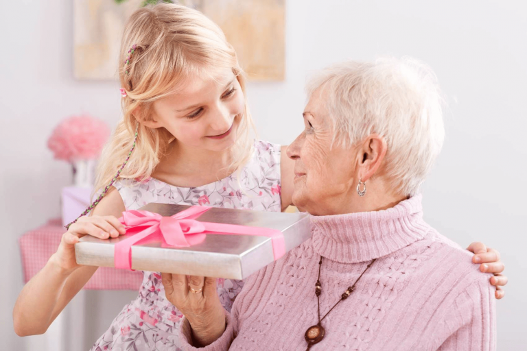 50 лучших идей подарка на 8 Марта для бабушки