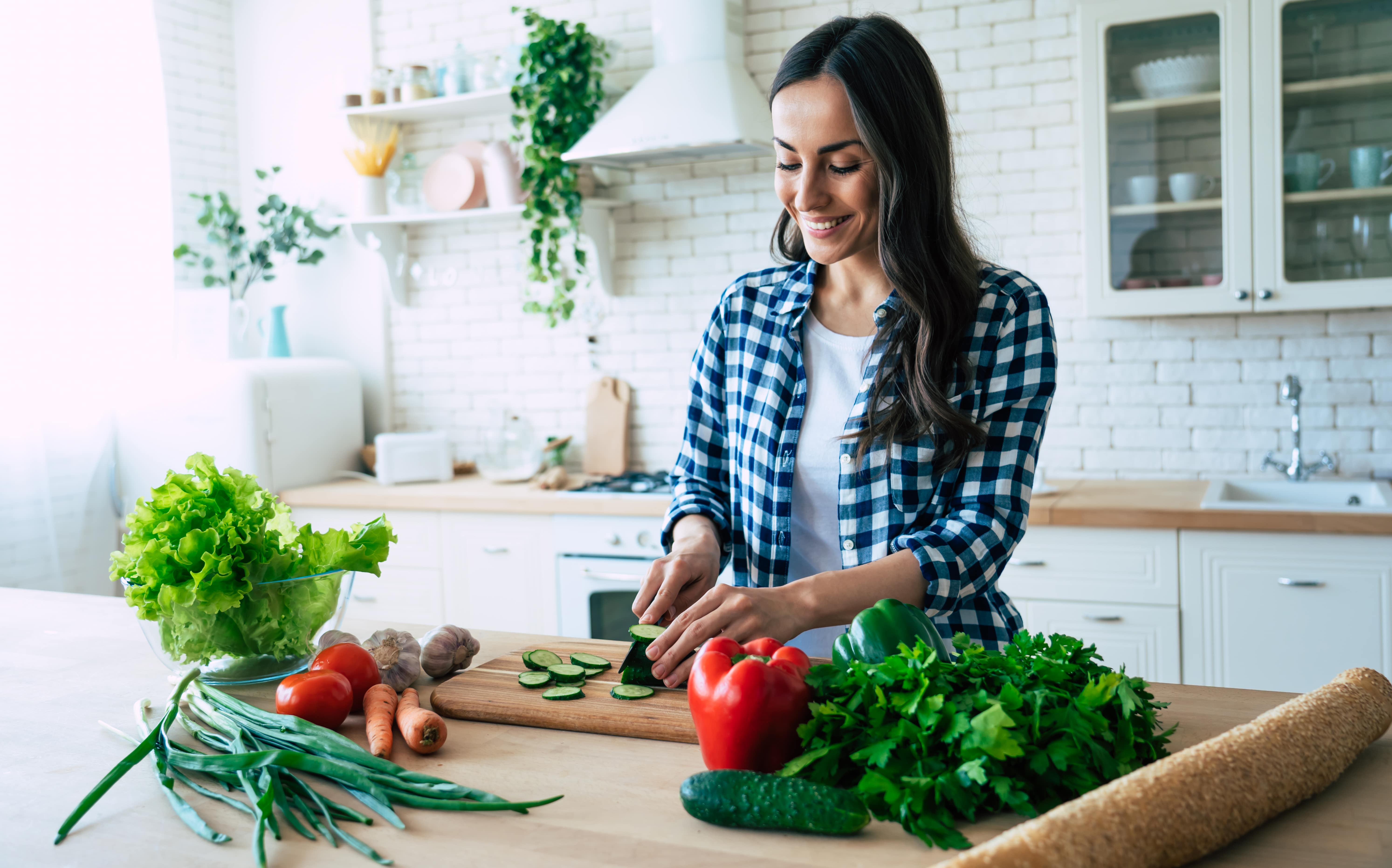 Девушку на кухонном столе. Овощи "кухня". Женщина готовит. Женщина готовит овощи. Женщина на кухне.