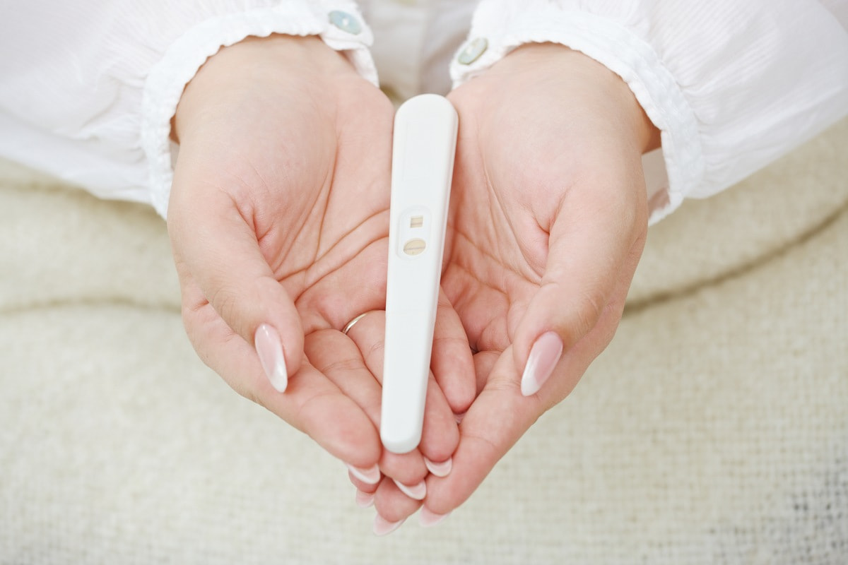 Насколько вредны материалы наращивания ногтей для беременных мам