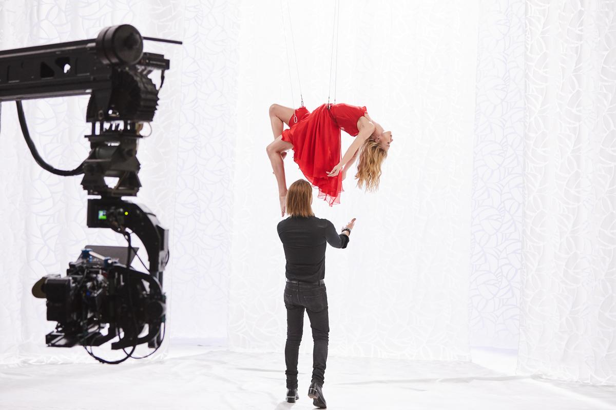 Олег Винник показал бекстейдж со съемок нового клипа «Безумная Любовь»